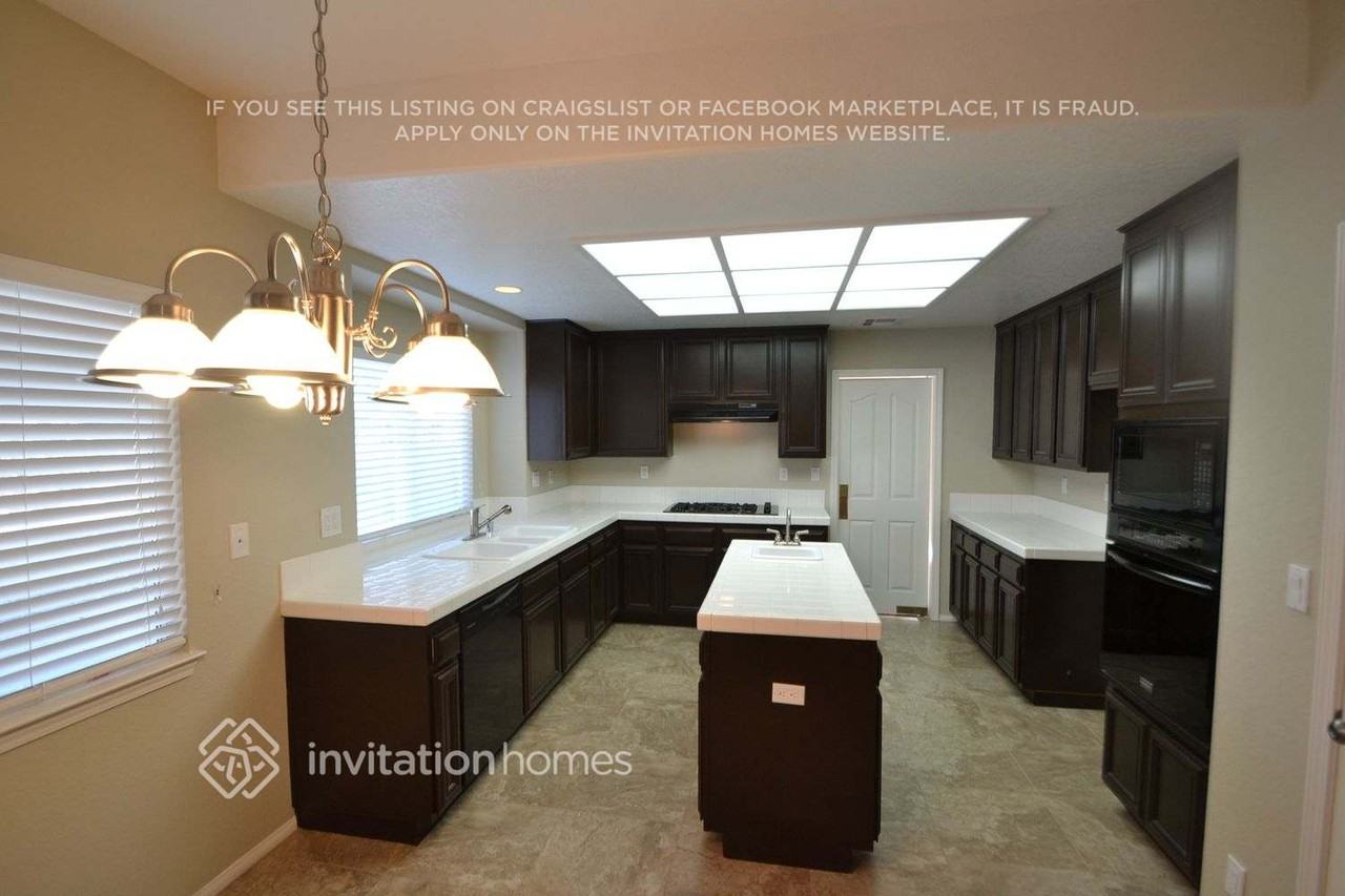 7325 Round Hill Dr - Photo 7 of 18