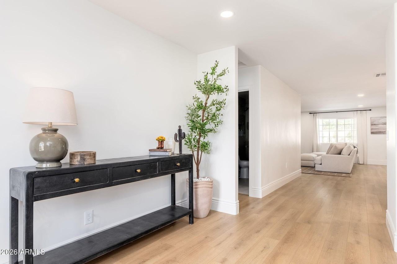 4030 E Fairmount Ave - Photo 6 of 30