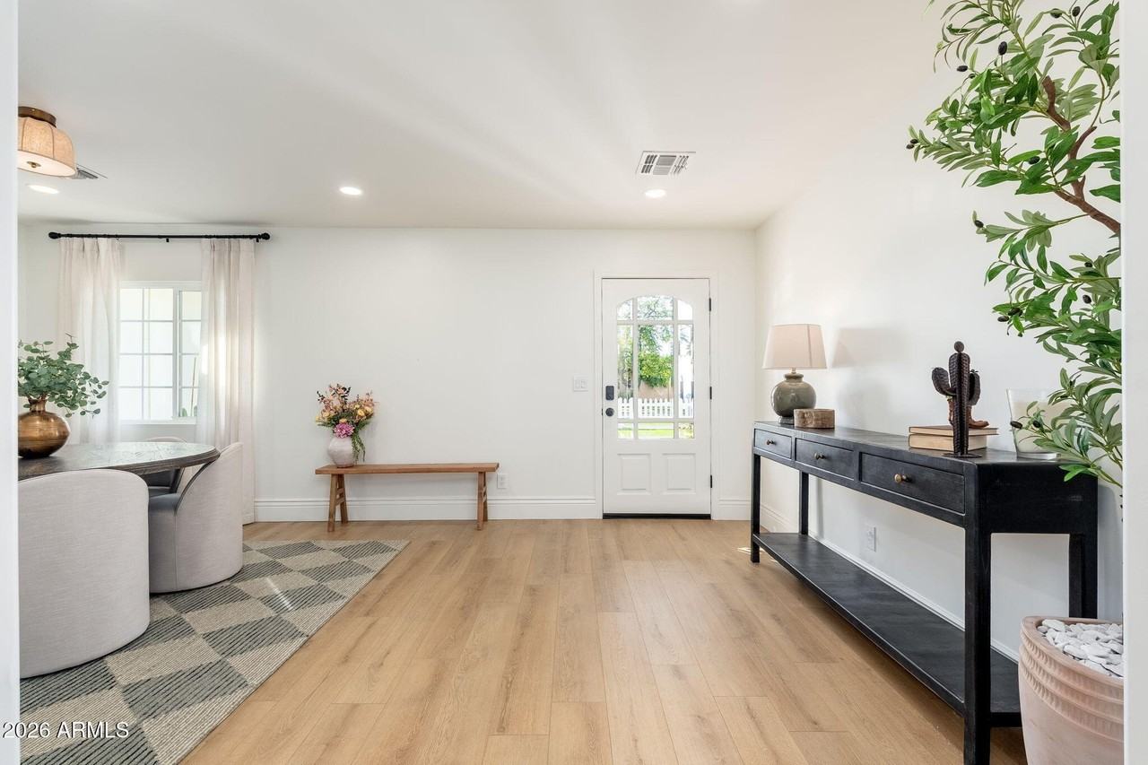 4030 E Fairmount Ave - Photo 5 of 30