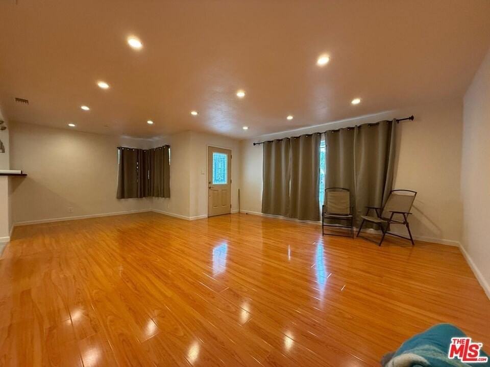 10642 Samoa Ave - Photo 3 of 22