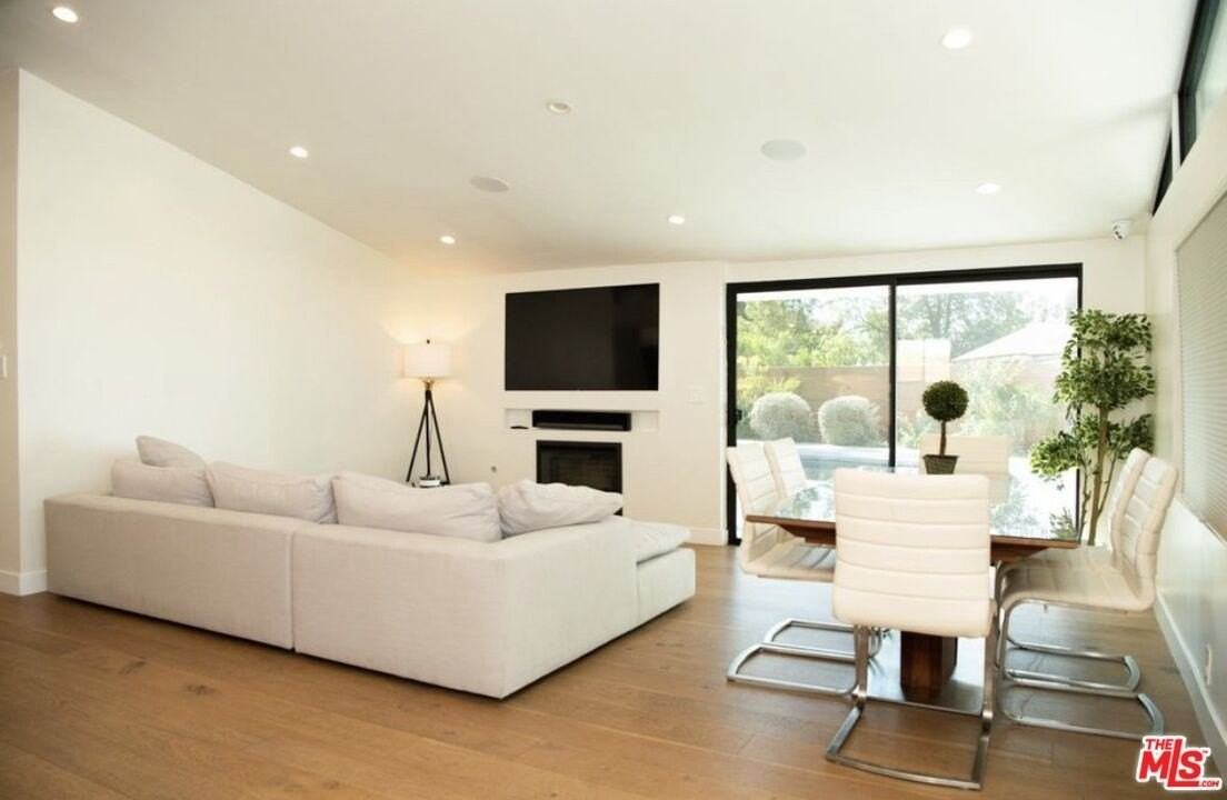 6329 Jumilla Ave - Photo 3 of 26