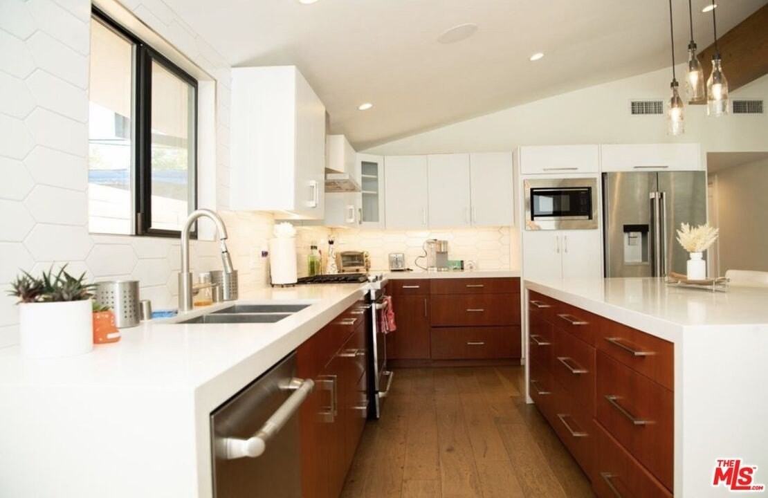 6329 Jumilla Ave - Photo 6 of 26