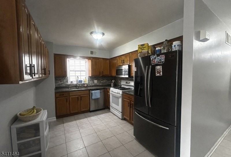 1031 E Grand St #2 - Photo 4 of 9