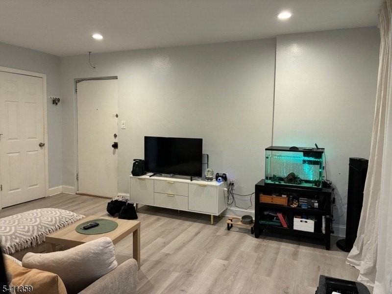 826 W Grand St #1E - Photo 3 of 10