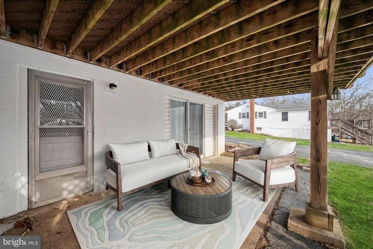 1639 The Strand - Photo 4 of 18