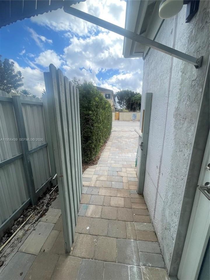 12715 Nw 7th St - Photo 7 of 31