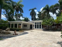 featured image of 827 N Southlake Dr #827