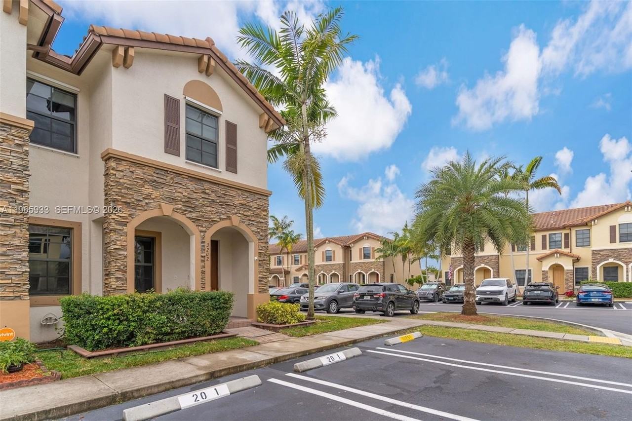 3202 Se 6th St #3202 - Photo 3 of 30