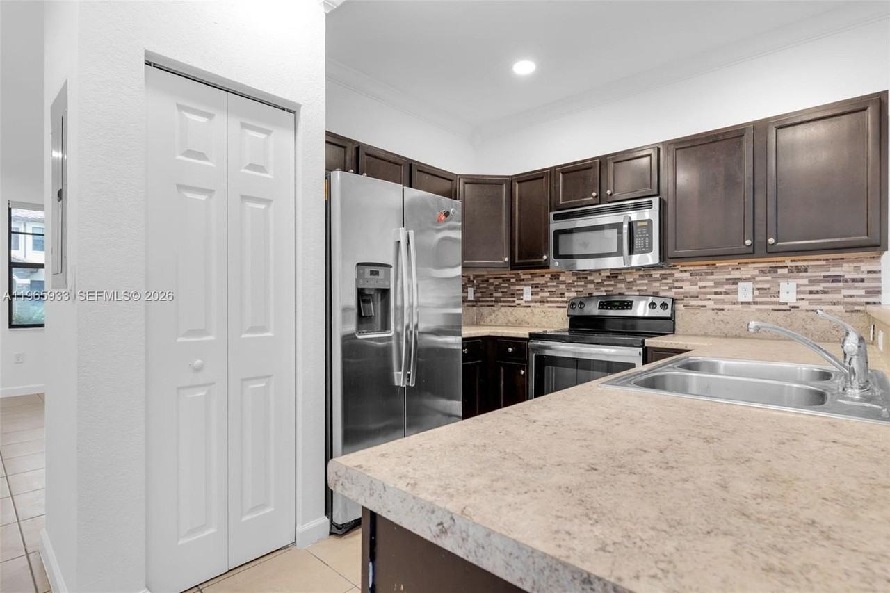 3202 Se 6th St #3202 - Photo 7 of 30