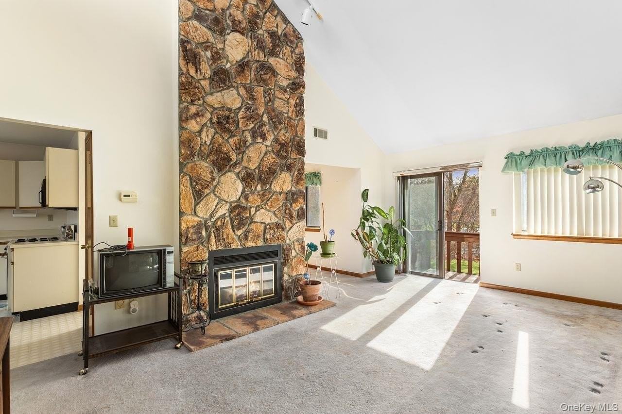 422 Panorama Dr - Photo 3 of 33