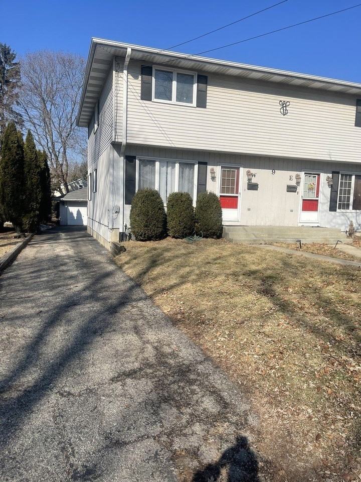 9 Railroad St - Photo 2 of 12