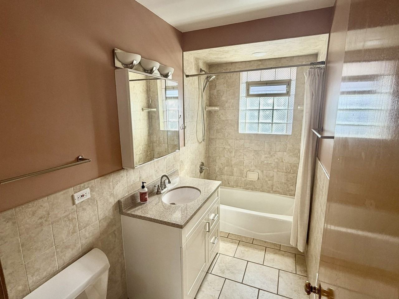 8032 N Wisner St - Photo 6 of 22