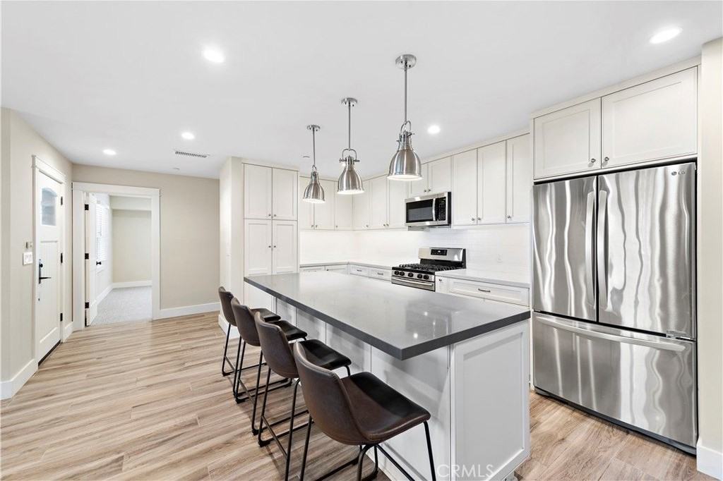 826 Cliff Dr - Photo 2 of 14