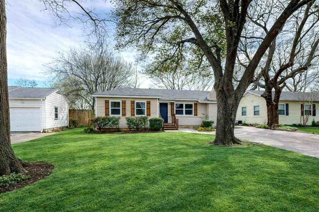 1035 Blaylock Cir S - Photo 3 of 33