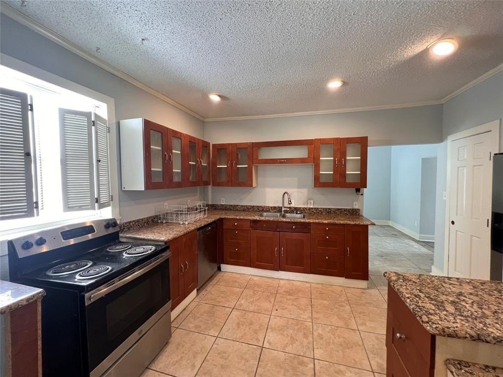 843 N Clinton Ave - Photo 4 of 8