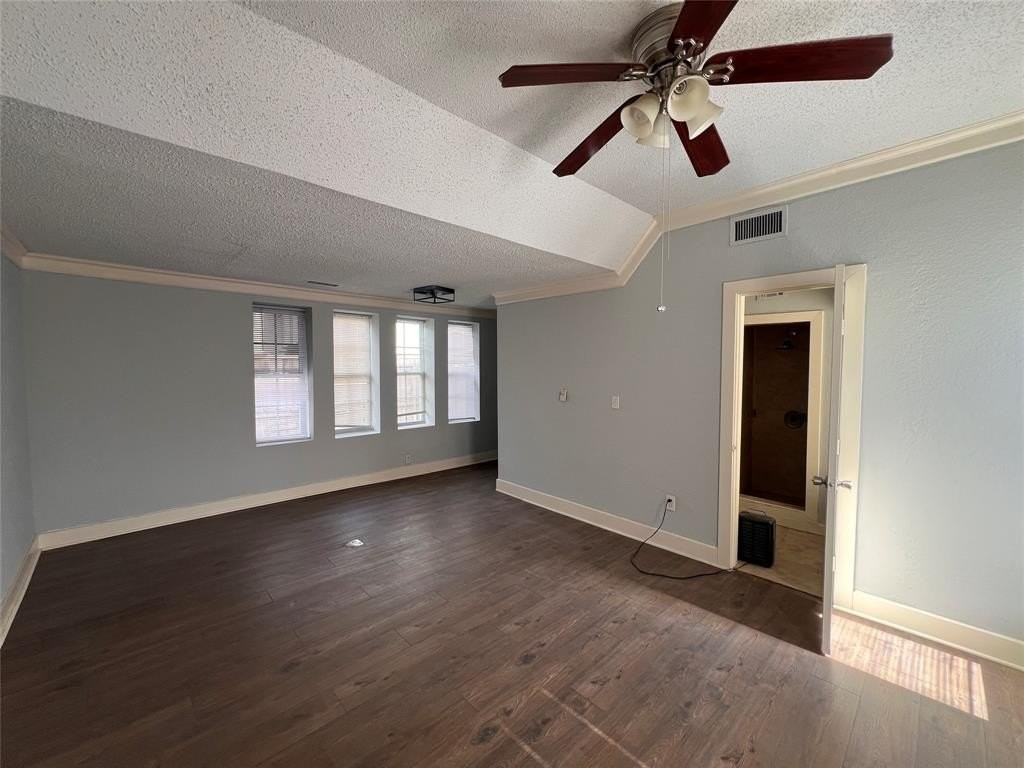 843 N Clinton Ave - Photo 5 of 8