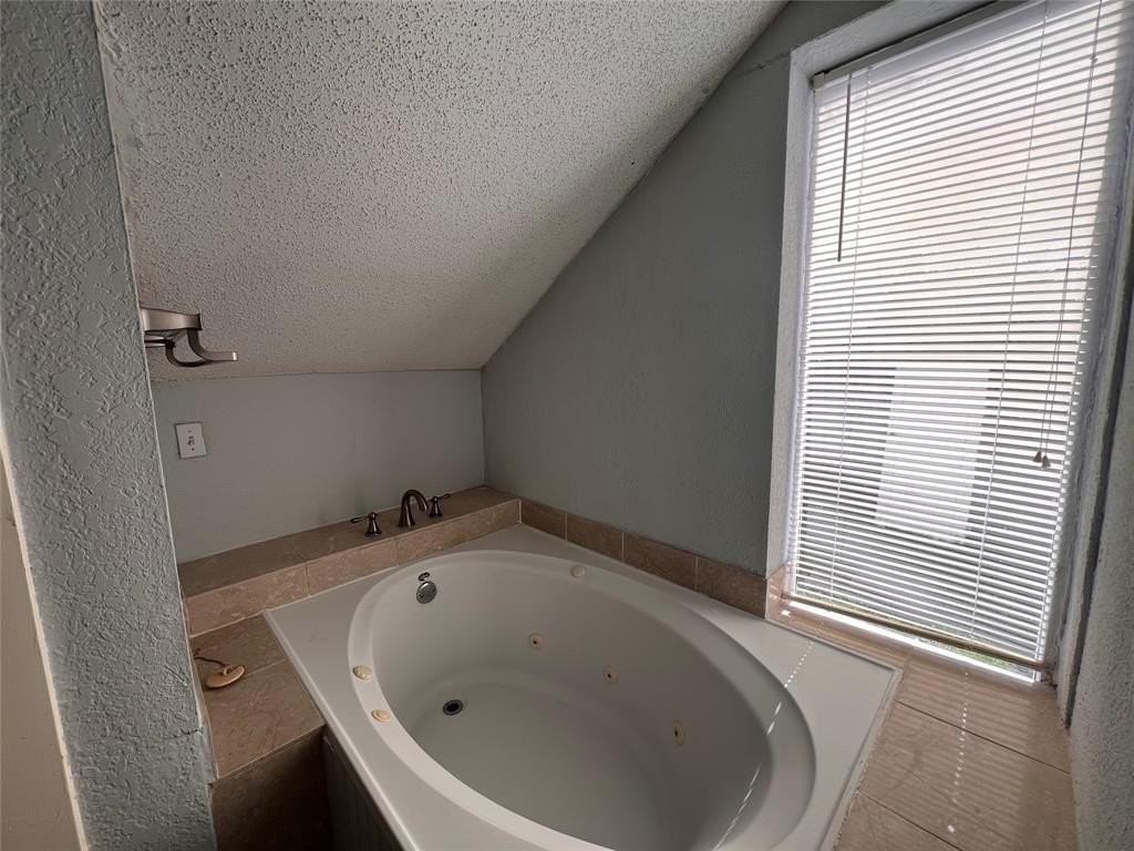 843 N Clinton Ave - Photo 7 of 8