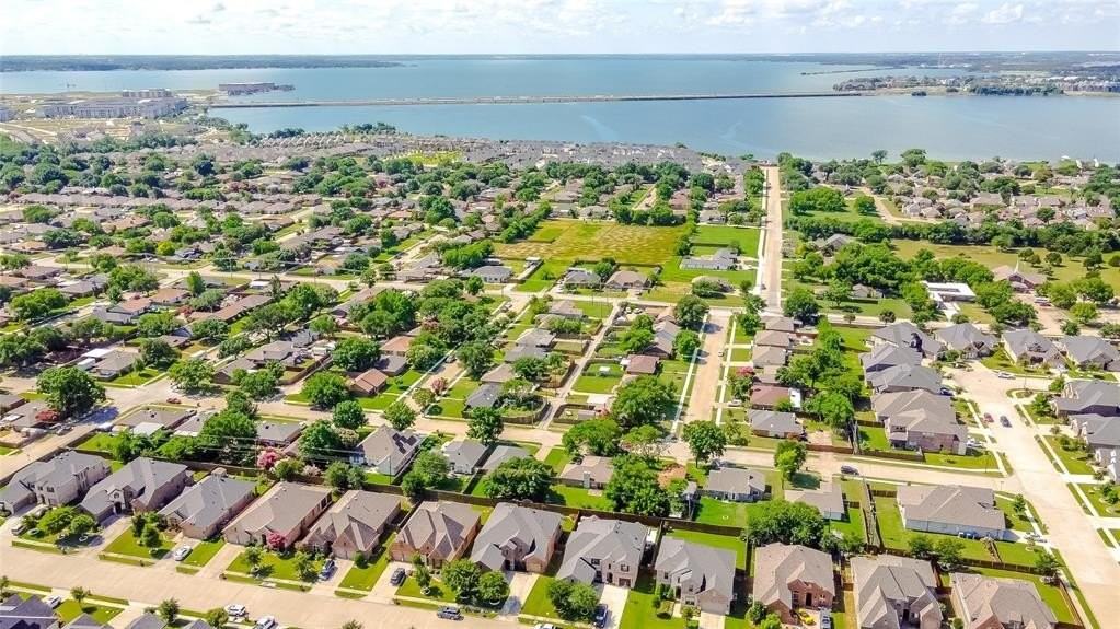 6912 Barolo Dr - Photo 4 of 35