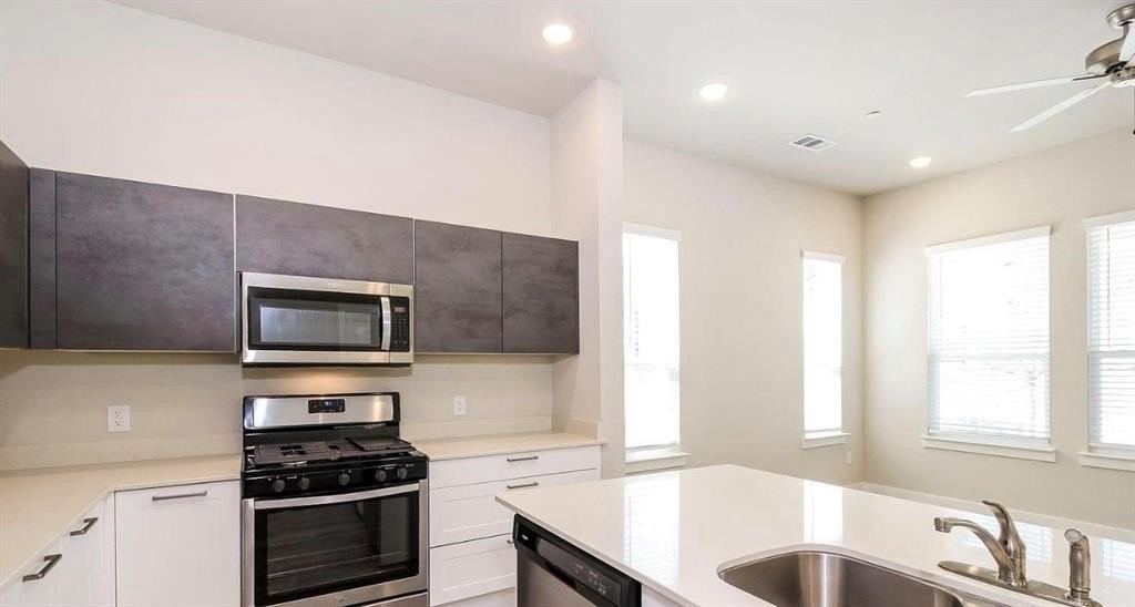 1304 Creekbank Dr - Photo 3 of 6