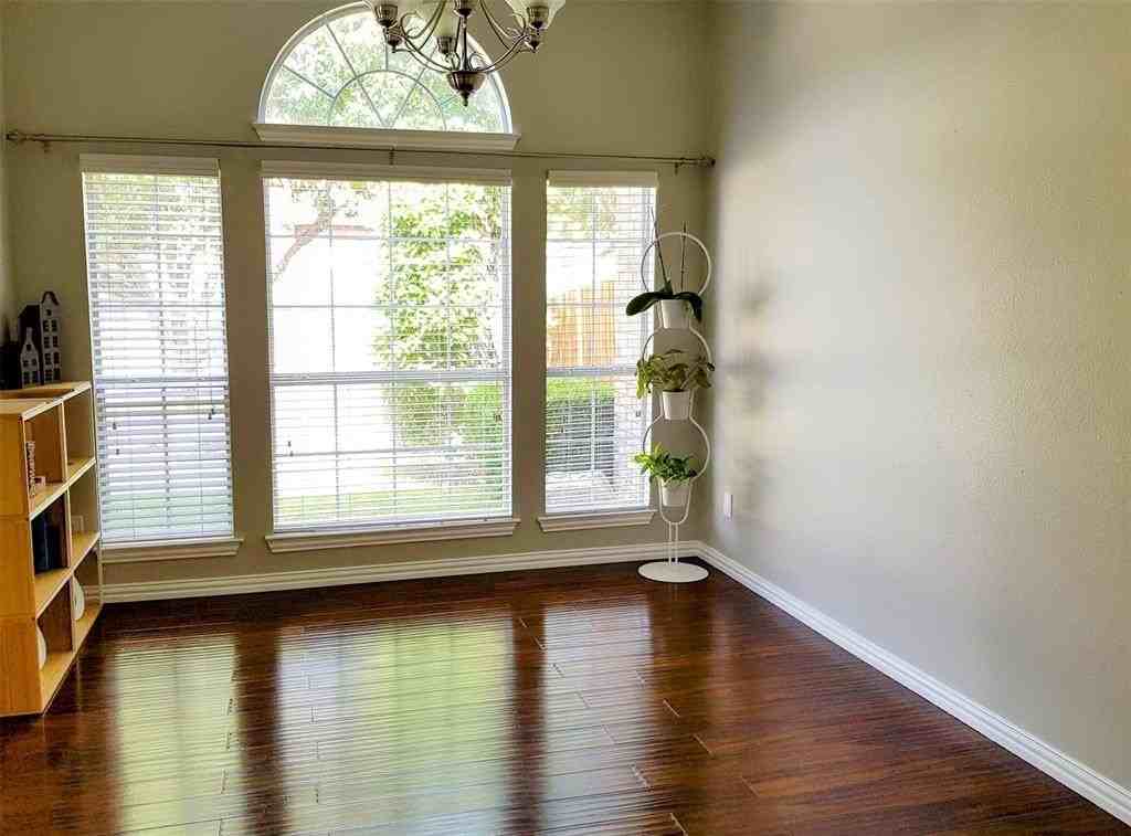 10900 Alexandria Dr - Photo 6 of 21