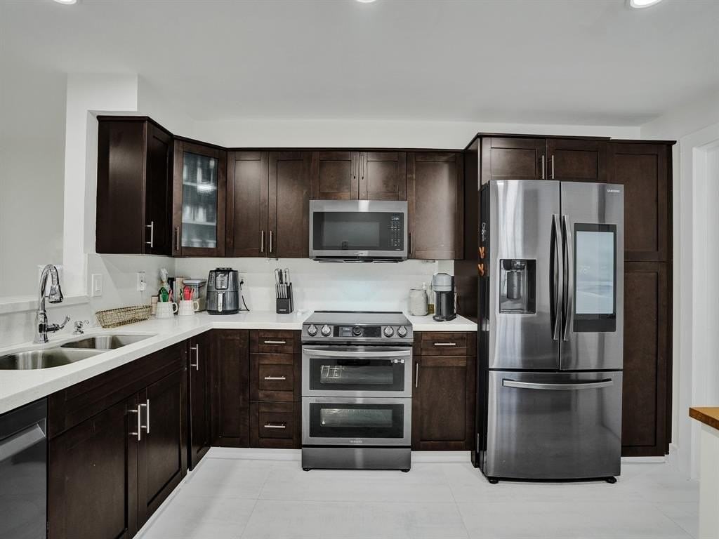 912 Sevilla Cir - Photo 4 of 13