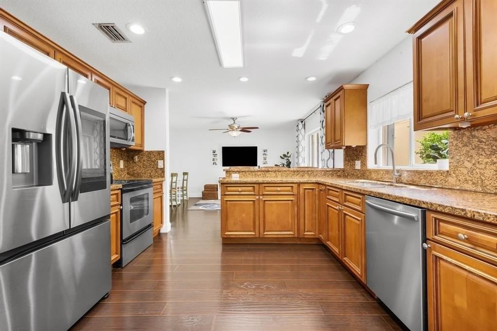 1021 Nw 108th Ave - Photo 6 of 27