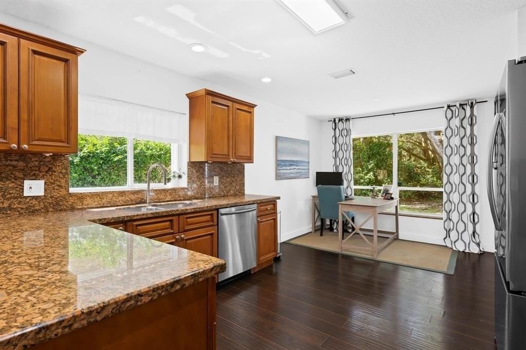 1021 Nw 108th Ave - Photo 7 of 27