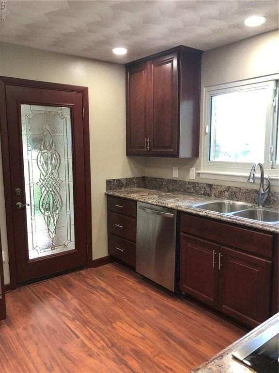 844 Hopwood Ln - Photo 6 of 16