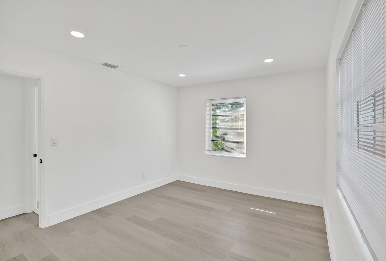 1401 S 16th Ave - Photo 3 of 37