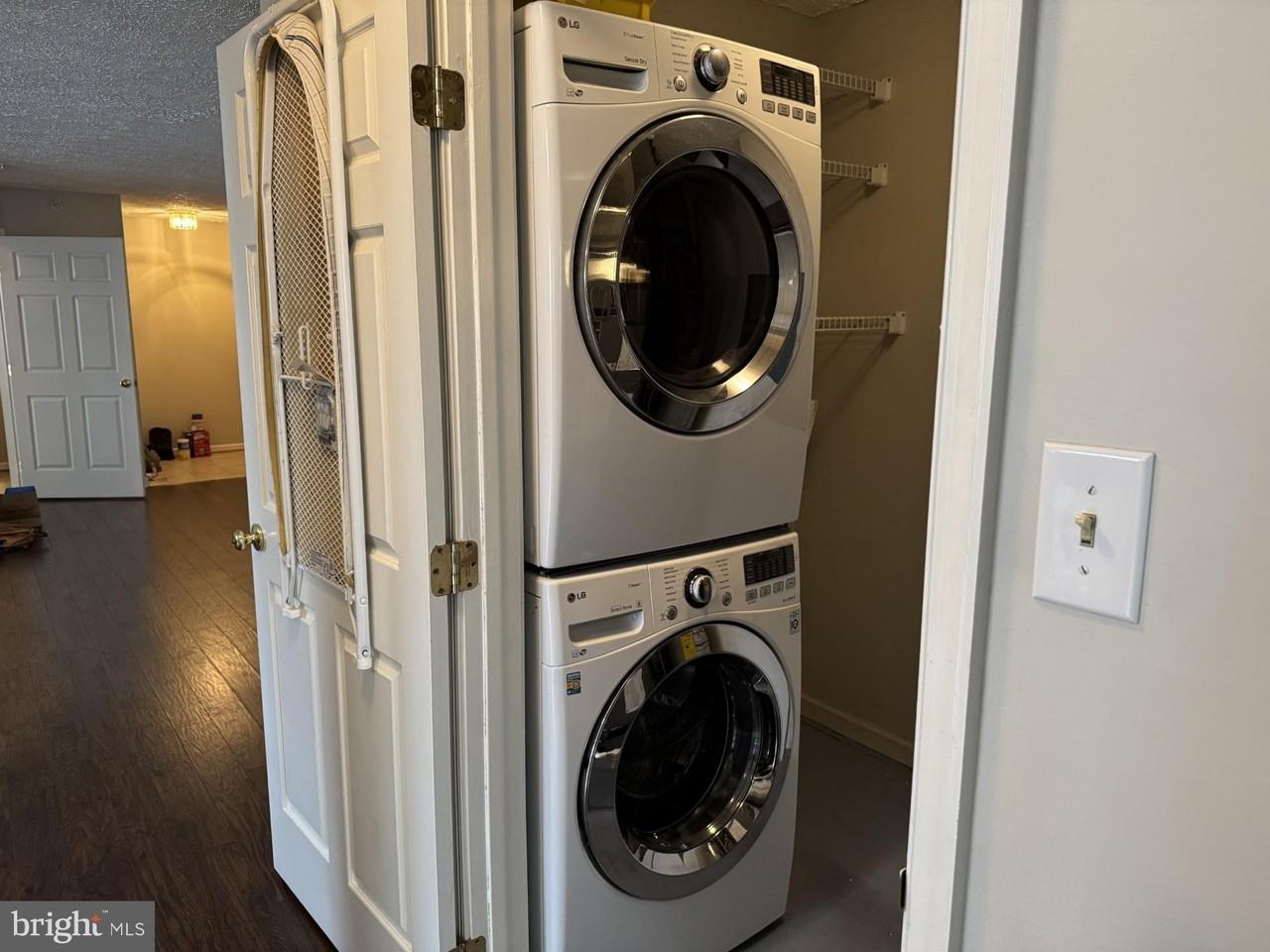 5650 Wade Ct Apt B #B - Photo 6 of 17