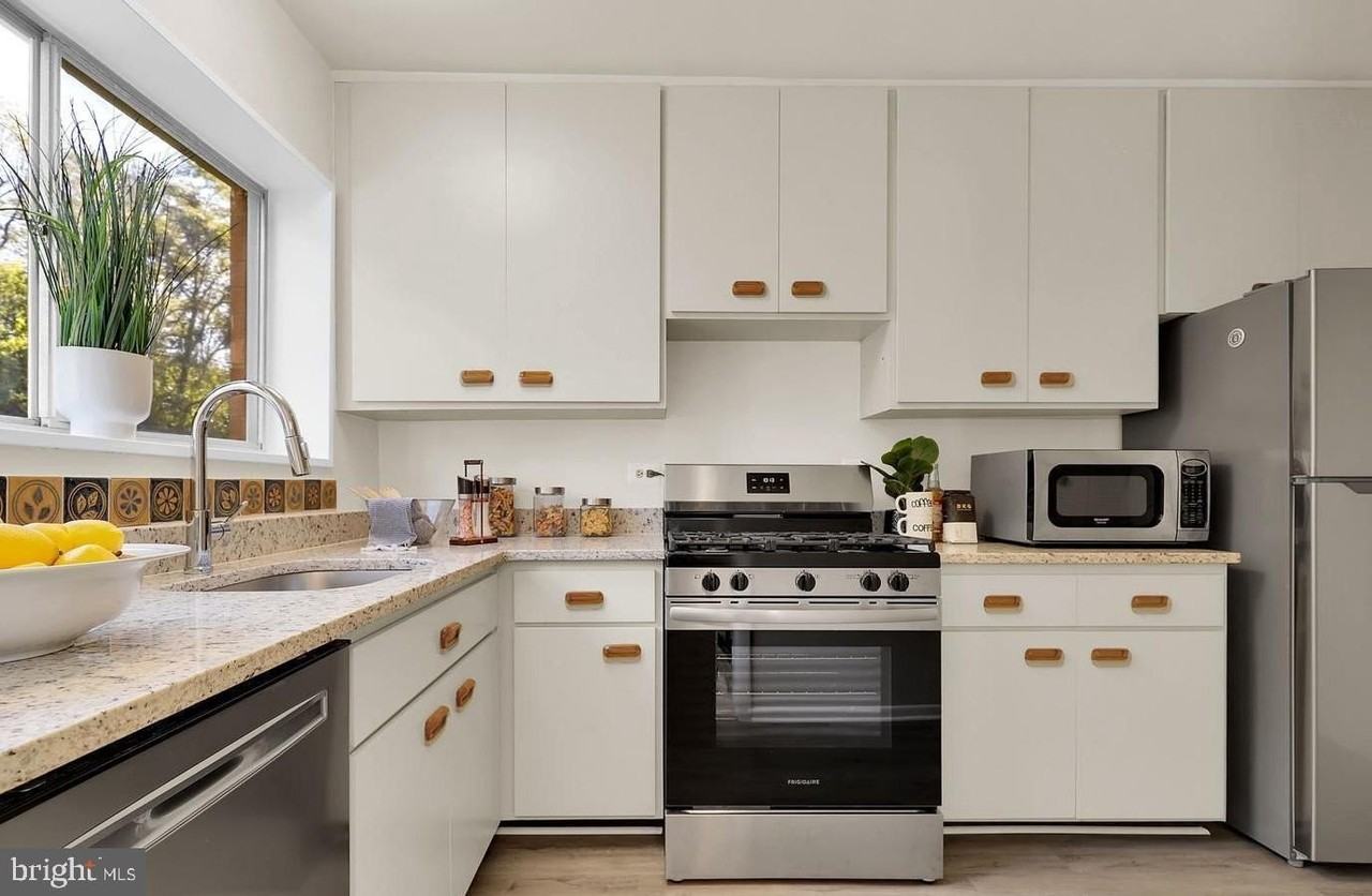 10661 Montrose Ave - Photo 4 of 12