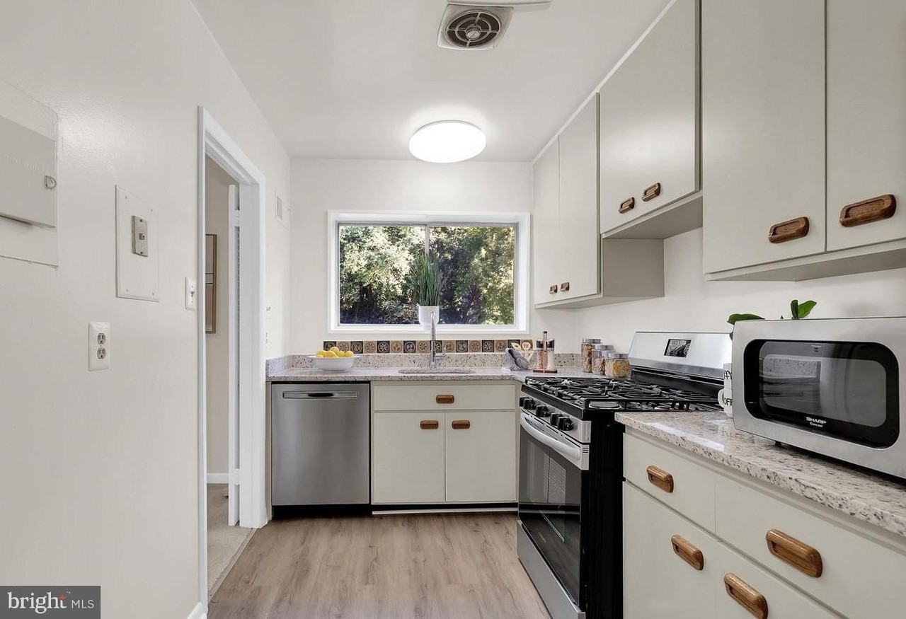 10661 Montrose Ave - Photo 5 of 12