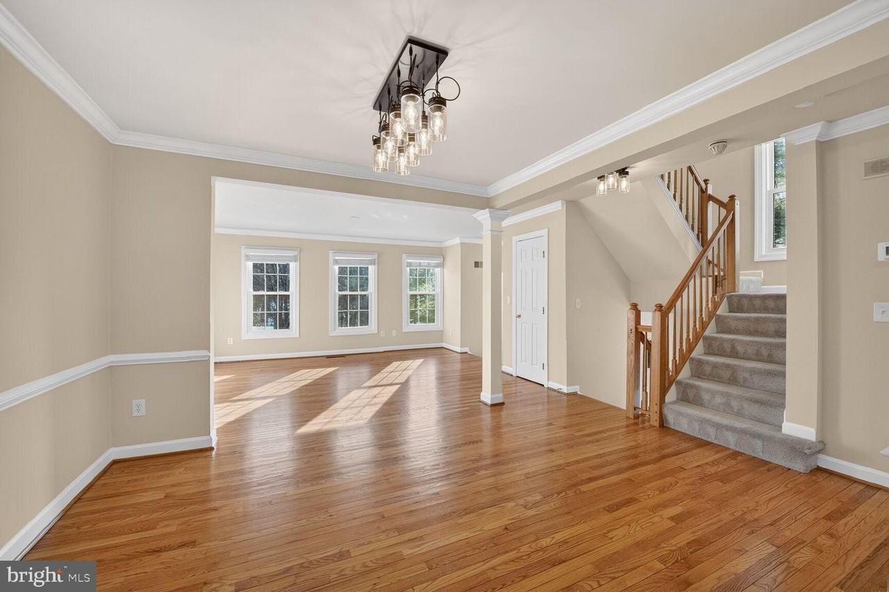 8110 Meadow Springs Ct - Photo 3 of 35