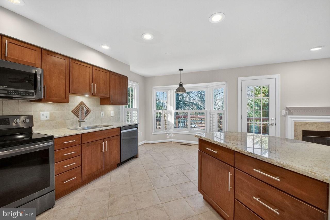 8110 Meadow Springs Ct - Photo 4 of 35