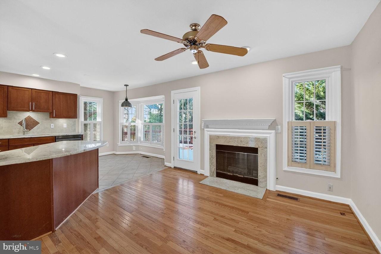 8110 Meadow Springs Ct - Photo 5 of 35