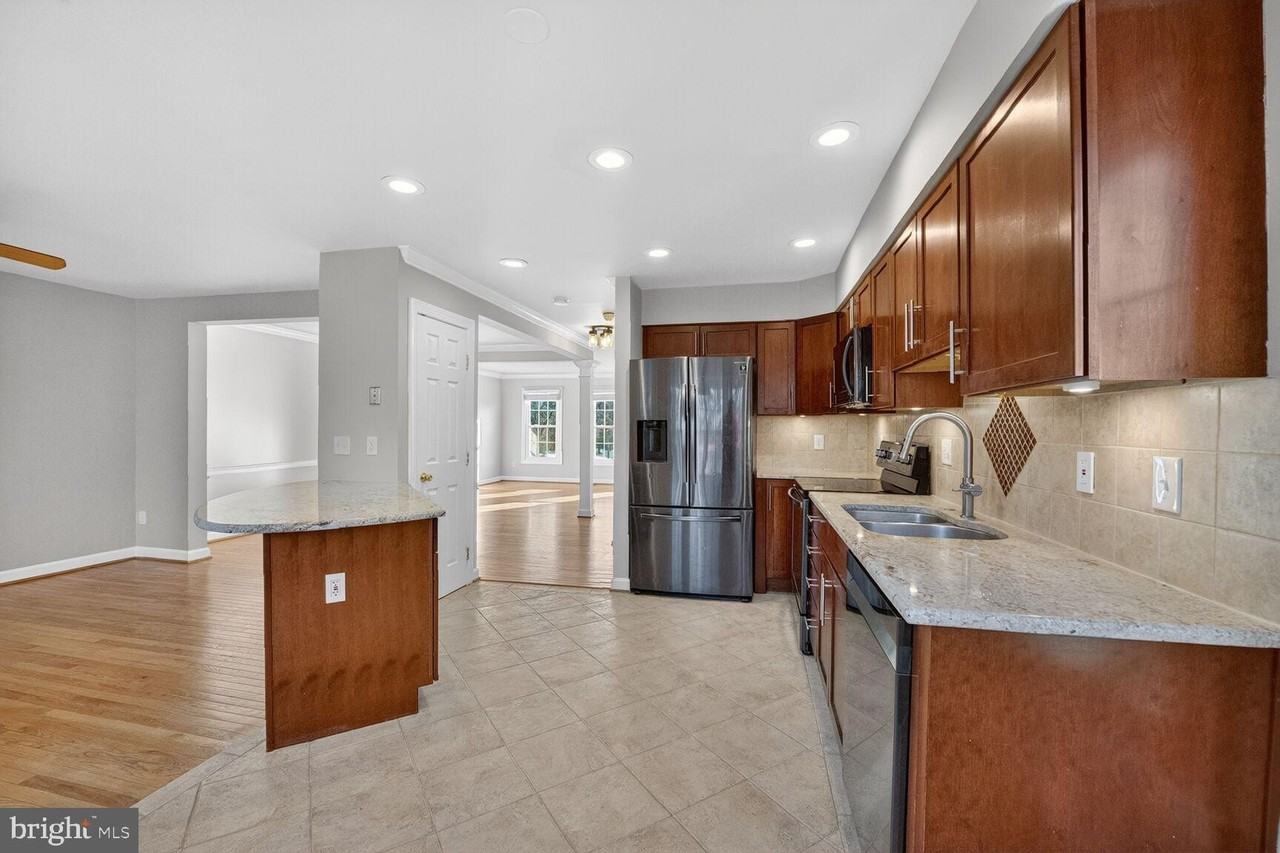 8110 Meadow Springs Ct - Photo 7 of 35