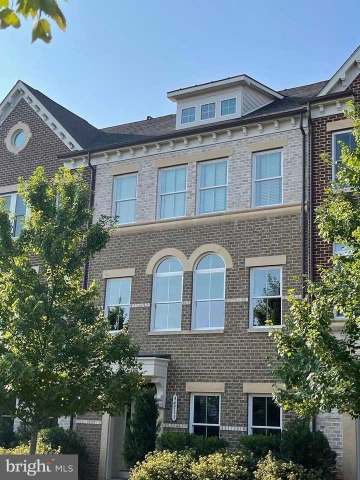 44711 Plympton Sq - Photo 2 of 29