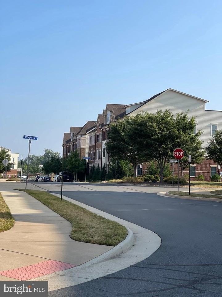 44711 Plympton Sq - Photo 4 of 29