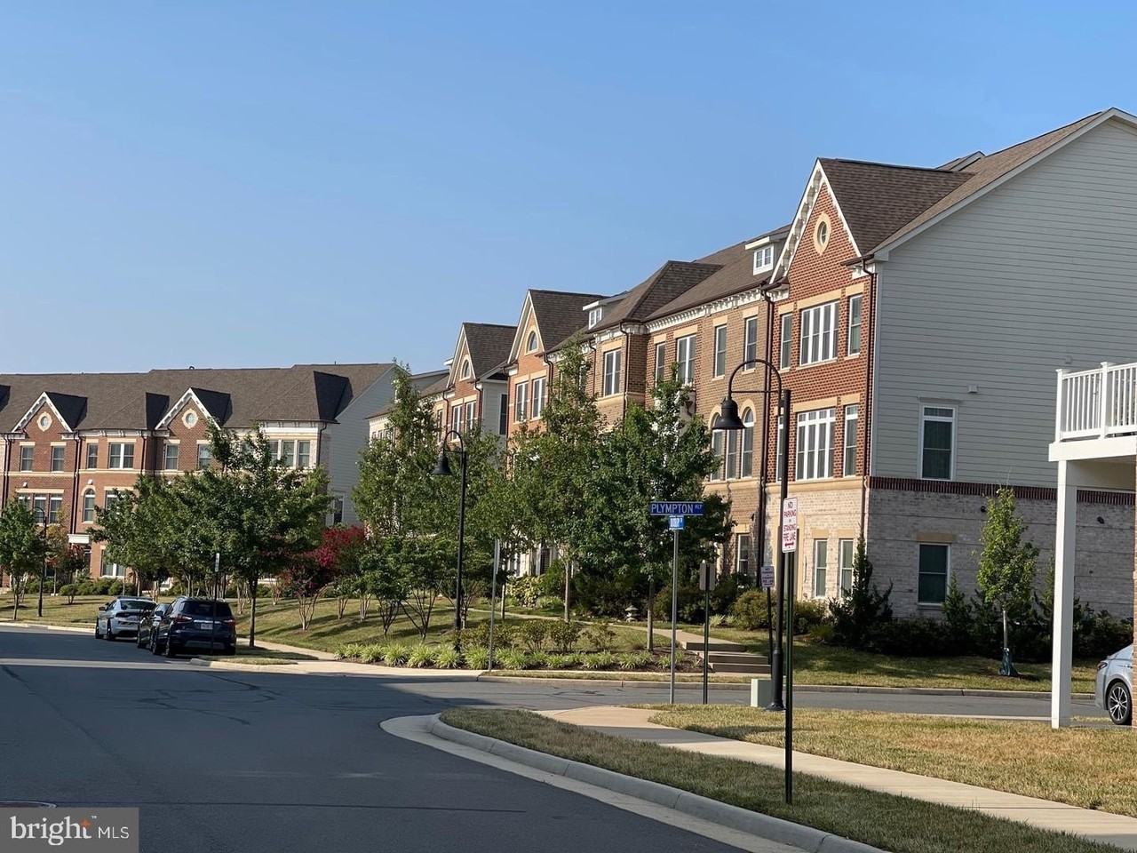 44711 Plympton Sq - Photo 6 of 29