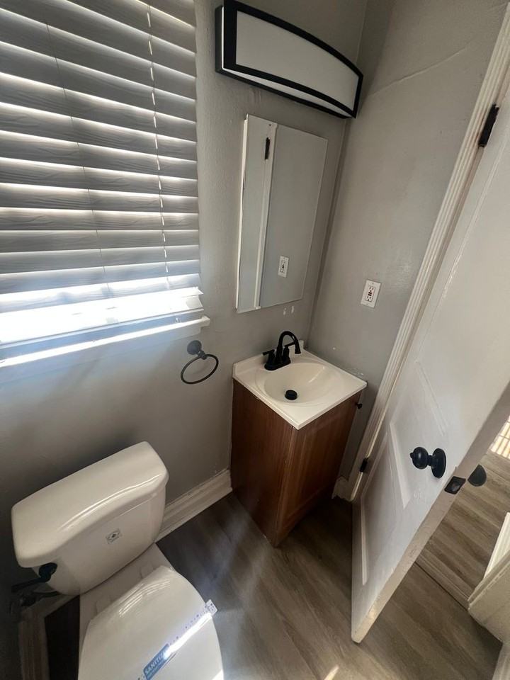 Blake Manor - Photo 4 of 30