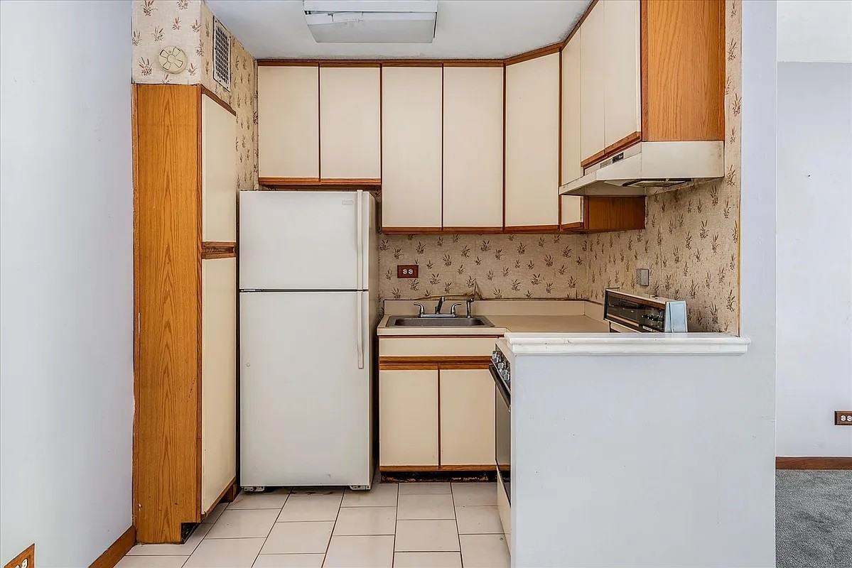 8715 165th St #4J - Photo 2 of 8