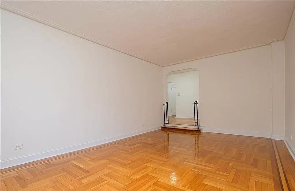 2685 Creston Ave #2E - Photo 3 of 5