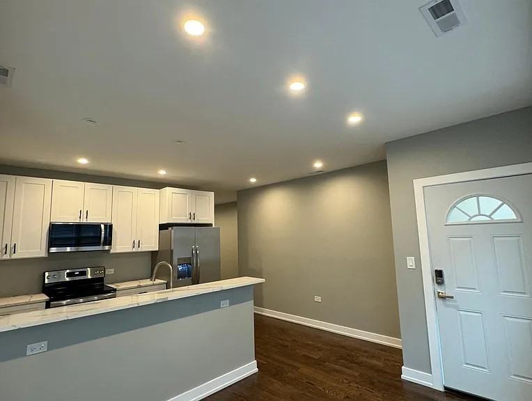 3513 N Seminary Ave #2 - Photo 2 of 8