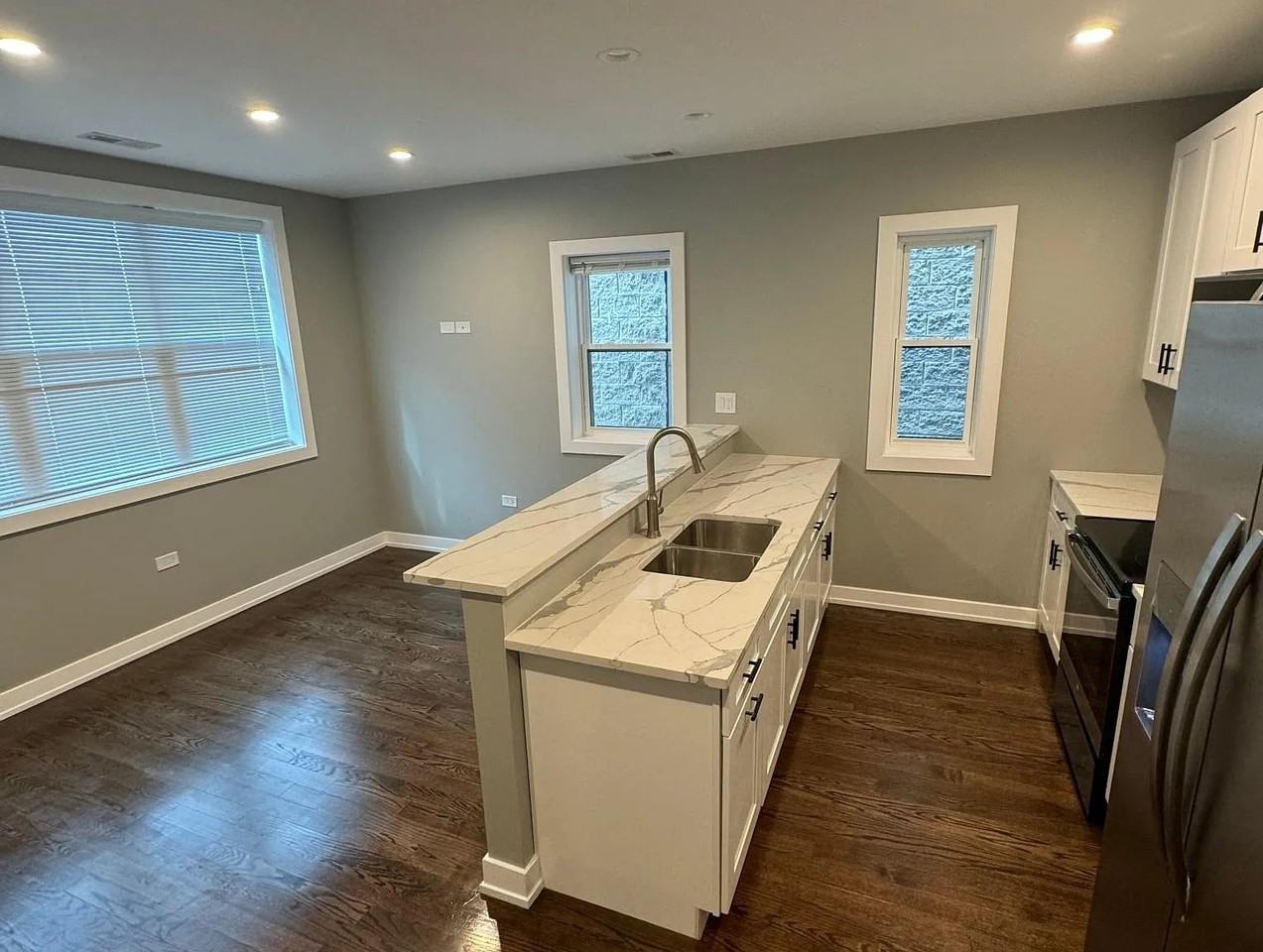 3513 N Seminary Ave #2 - Photo 4 of 8