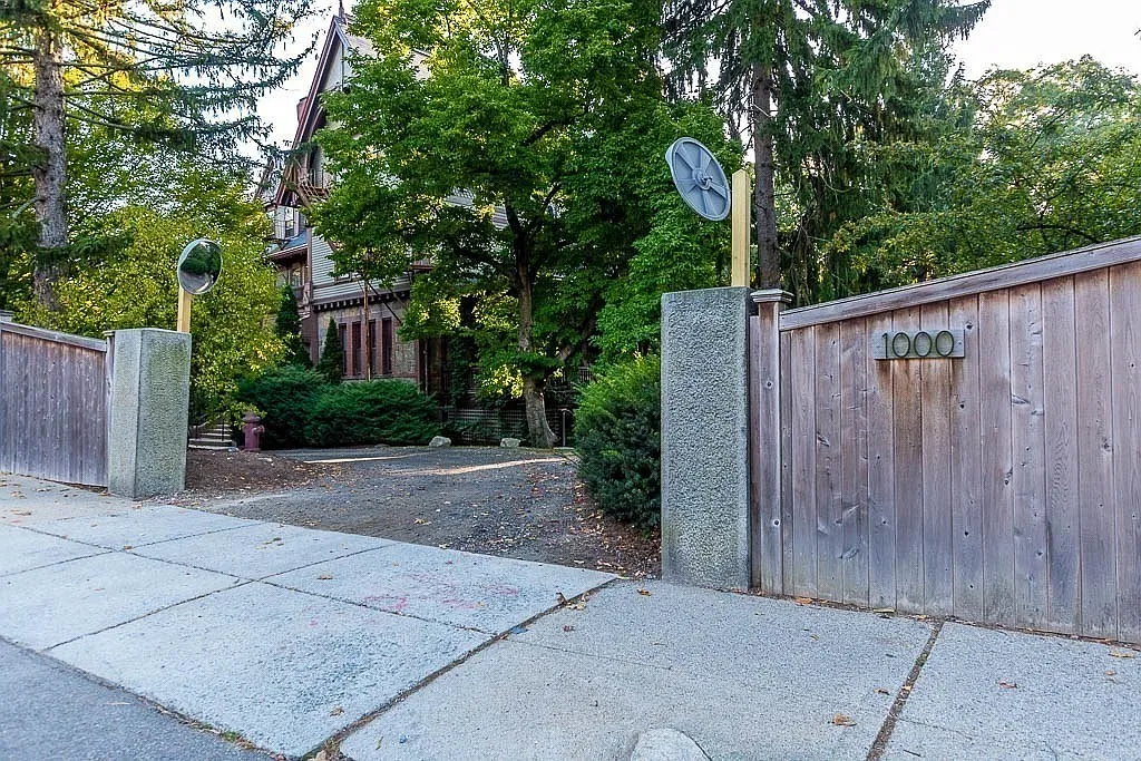 1000 Centre St #4 - Photo 4 of 9