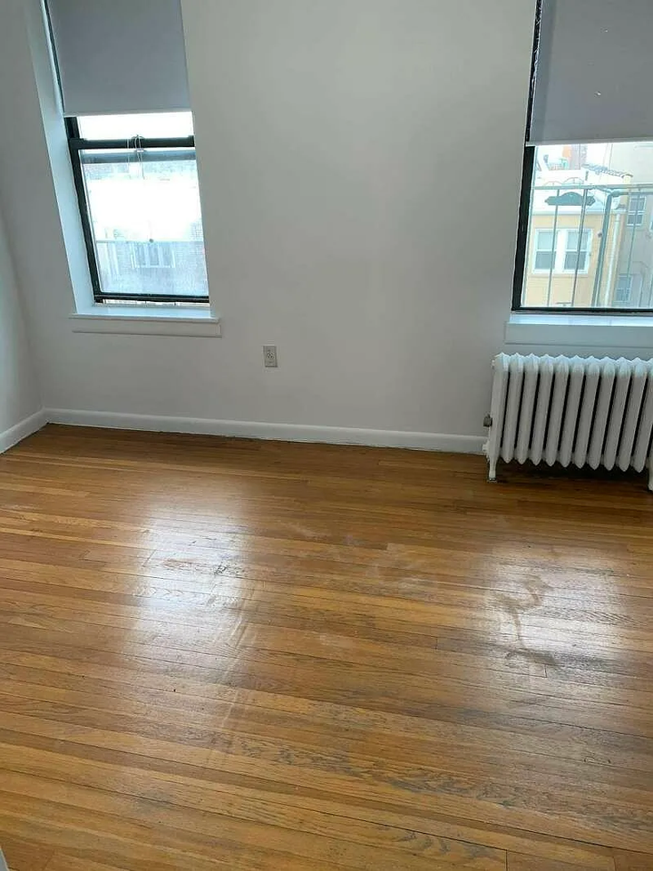 2139 27th St #D4 - Photo 2 of 8