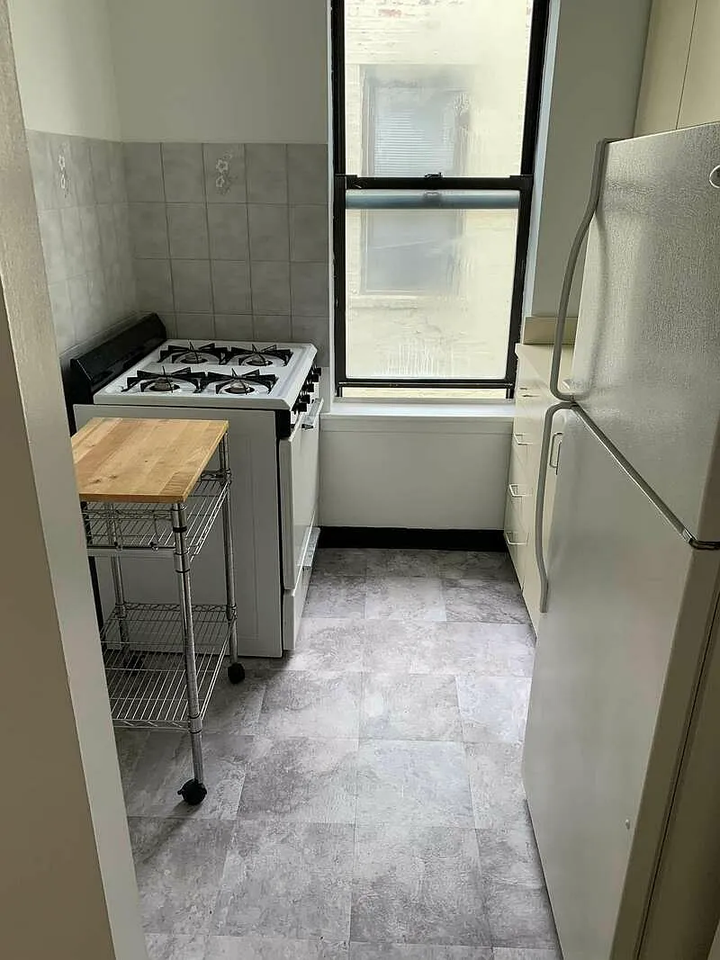 2139 27th St #D4 - Photo 3 of 8