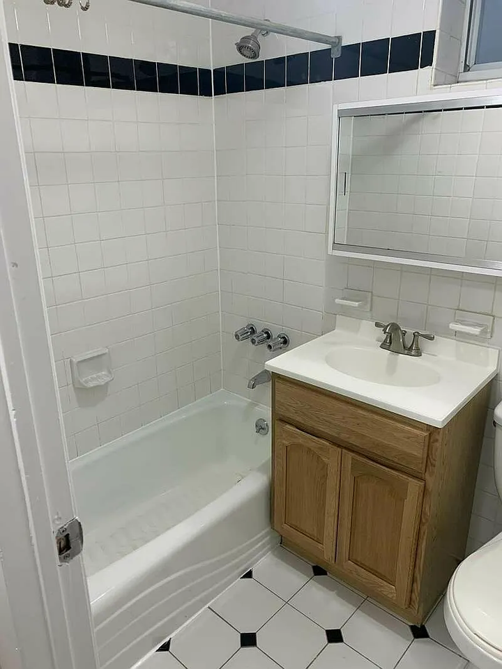 2139 27th St #D4 - Photo 4 of 8