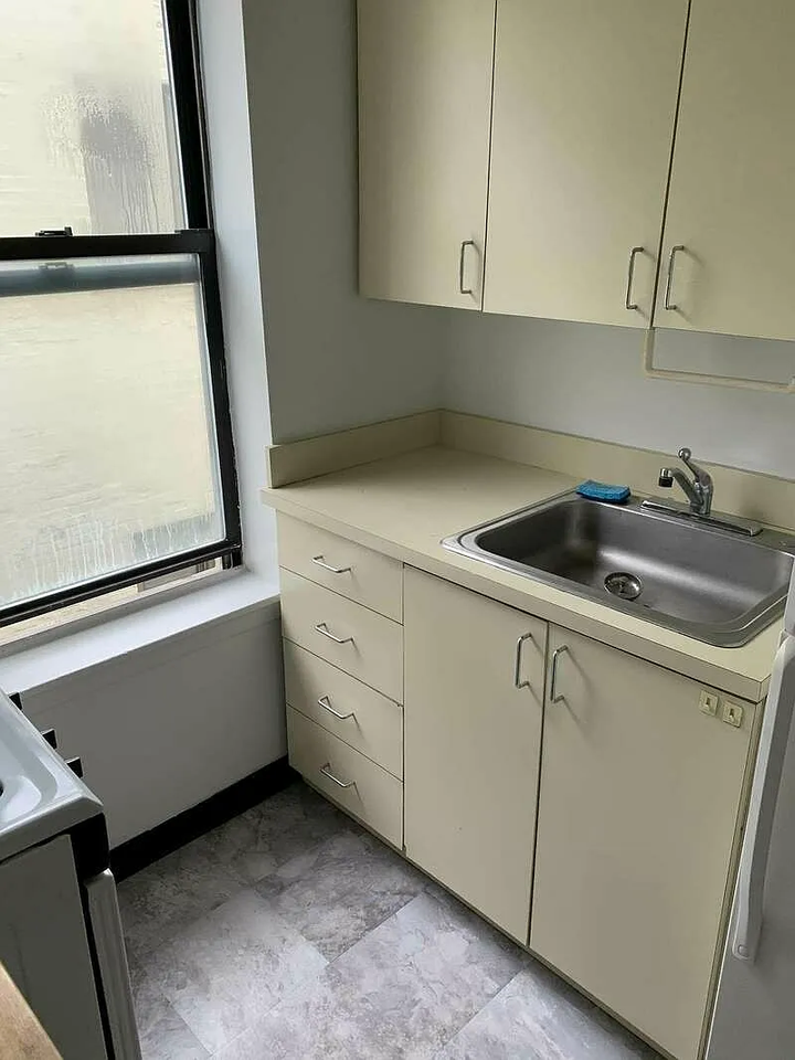 2139 27th St #D4 - Photo 7 of 8