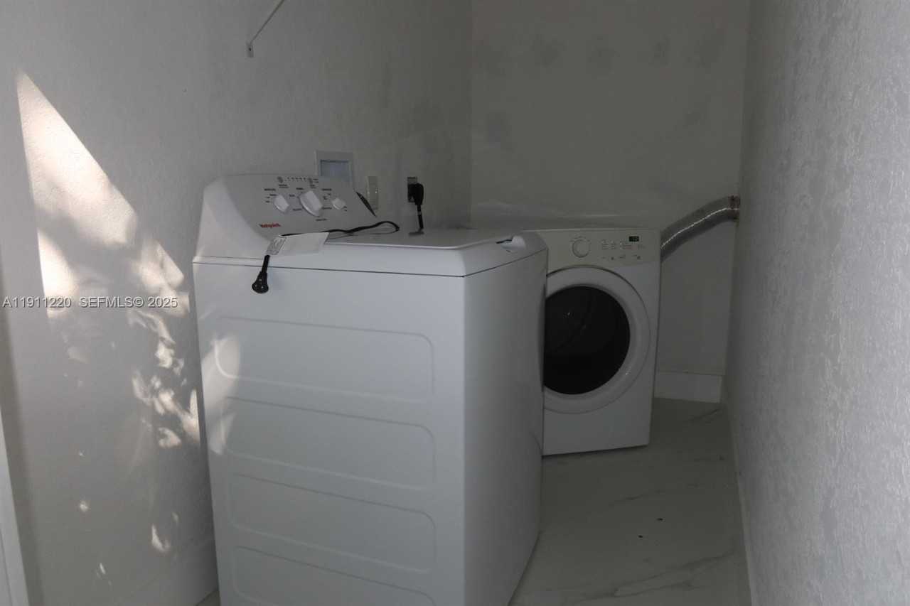 1062 Northwest 25th Street ##0 - Photo 3 of 11